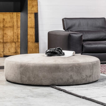 Superior Cierre1972 Eva II ottoman in uniformly gray textile with a matte finish offers a balanced aesthetic