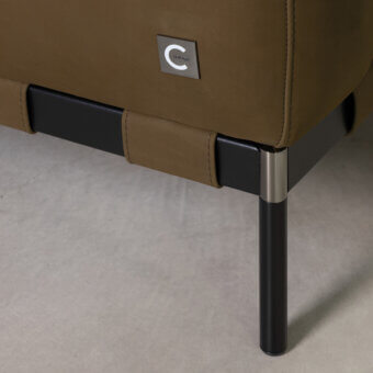 Cierre 1972 Oscar lounge chair, tan leather upholstery, black panel accents, dark metal legs, silver connector, minimalist design.