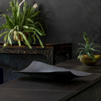 Elegant Rina Menardi Vassoi Rettangolari Onde tray crafted in charcoal gray metal with flowing curved lines and matte finish