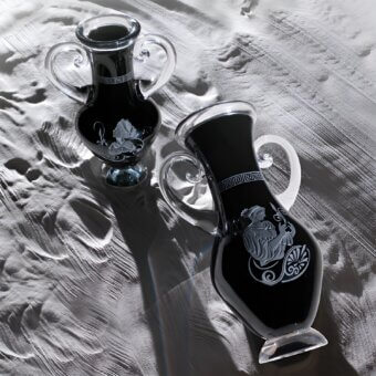 Luxury Duccio di Segna Anfitrite Amphora with sleek silhouette, deep black glass, clear crystal handles, rim, base, white etched Greek‑key motifs and high‑gloss sheen