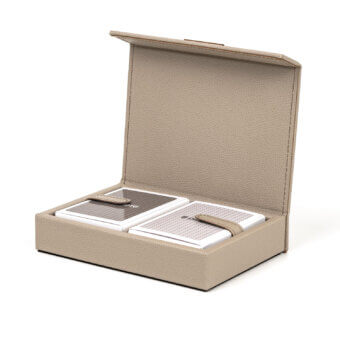 Prestige Pinetti playing cards holder in rich Canaletto walnut with muted beige pebbled‑grain leather finish