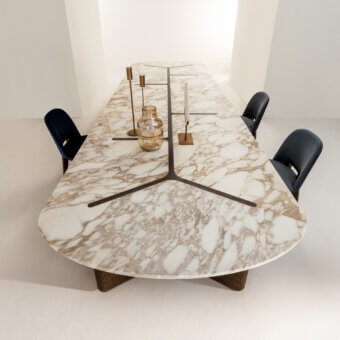 Sophisticated Laurameroni Infinity table with oval veined marble, burnished brass inlay and Lacca 61 ribbed metal base