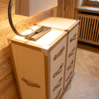 Exquisite Vèlle Milano Dora chest of drawers trunk in light beige leather with silver-toned metal corners and studs