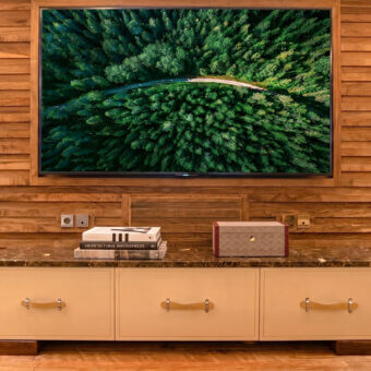 Distinguished Vèlle Milano Géant sideboard with mottled brown marble top, cream leather-wrapped drawers and gold-toned handles