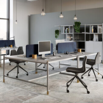 Elegant Codutti 2BE workstation desk in light gray with matte tubular metal frame and navy blue acoustic divider